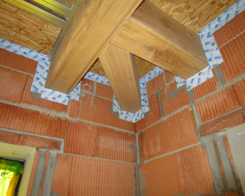 Holzbalken Ziegelwand