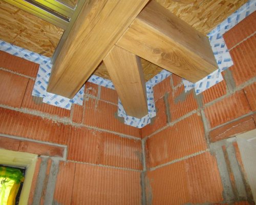 Holzbalken Ziegelwand