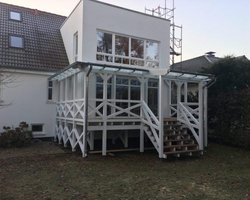 Erhöhte Holzveranda