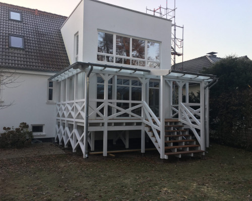 Erhöhte Holzveranda