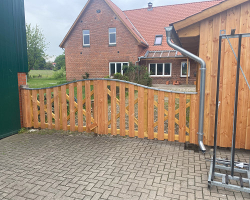Holztor mit Wellenform
